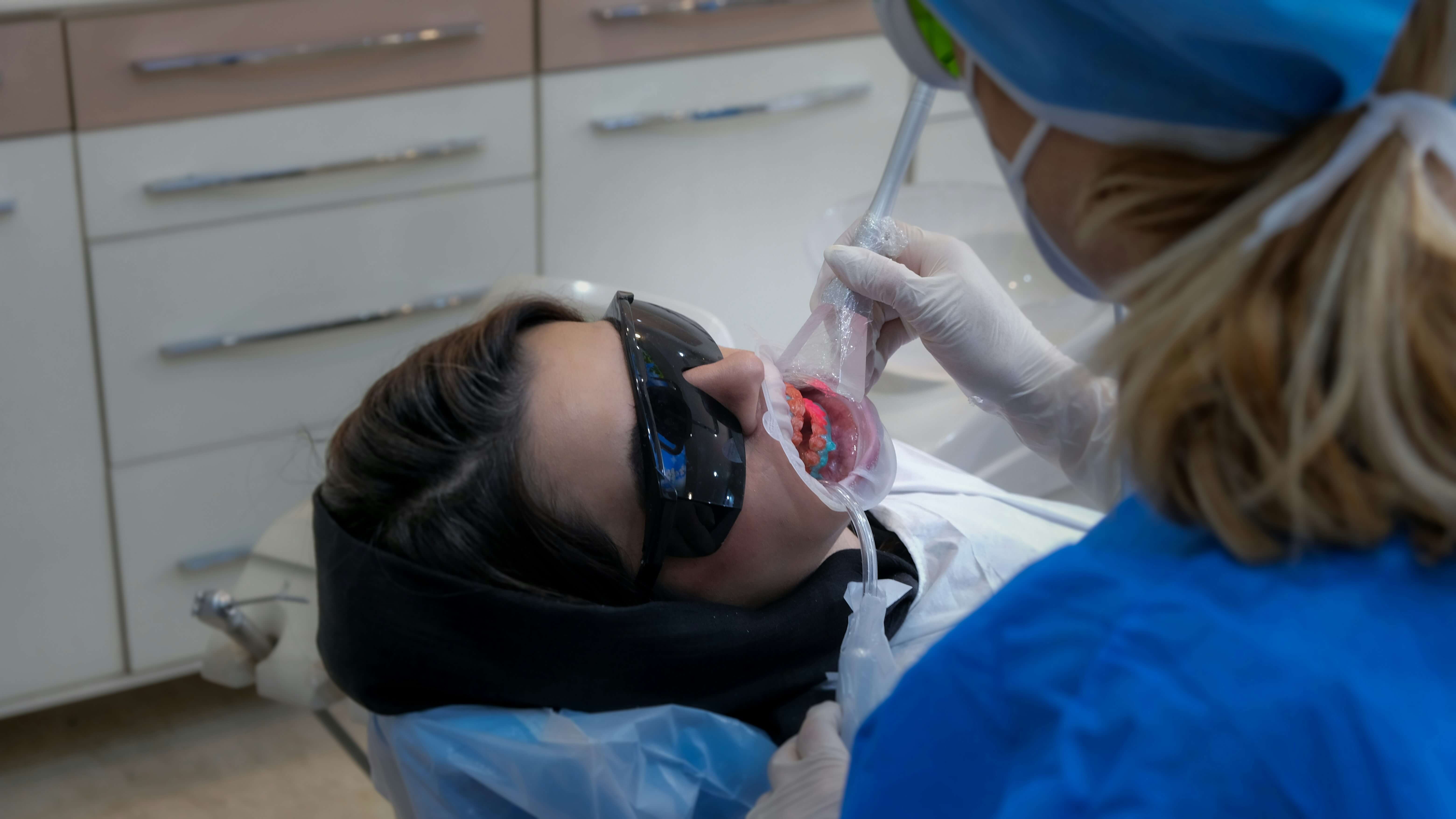 Paciente sonriendo con confianza tras su tratamiento dental